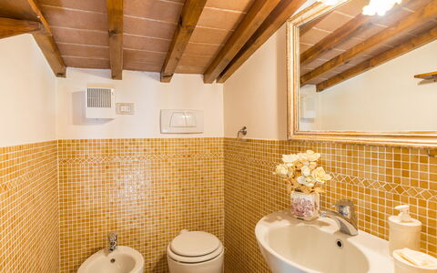 Antica Villa Della Lana: Wand, Flooring, Interior Design, Fussboden, Armatur, Decke, Badezimmer, Installation, Zuhause, Zapfhahn