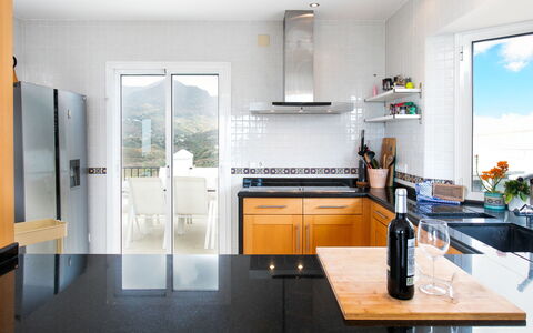 Almijara: Küche, Countertop, Möbel, Küchengerät, Cabinetry, Flooring, Interior Design, Major Appliance, Haushaltsgerät, Fussboden