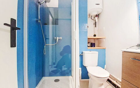 Résidence le Mistral: Wand, Flooring, Fussboden, Interior Design, Armatur, Toilette, Zimmer, Toilleten Sitz, Badezimmer, Installation