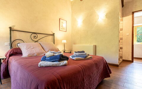 Casa Gabrielle: Wand, Holz, Möbel, Decke, Bett, Interior Design, Schlafzimmer, Flooring, Zuhause, Bettdecke