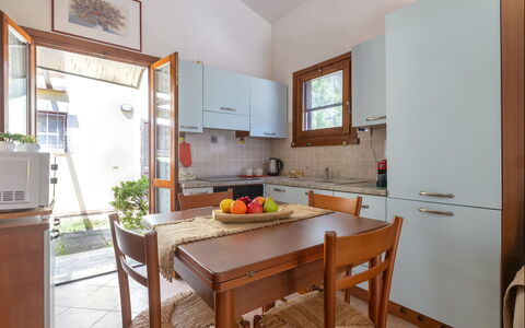 Oleandri: Möbel, Holz, Flooring, Küche, Interior Design, Küchengerät, Countertop, Fussboden, Major Appliance, Cabinetry