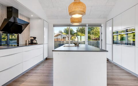 Finulf - 300M from the Sea: Estate, Schatten, Auffahrt, Bauernhaus