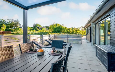 Finulf - 300M from the Sea: Estate, Schatten, Auffahrt, Bauernhaus
