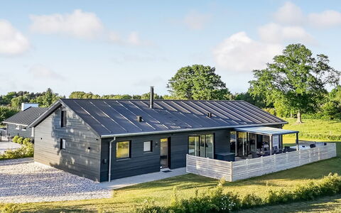 Finulf - 300M from the Sea: Estate, Schatten, Auffahrt, Bauernhaus