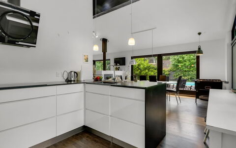 Ejnarine - 1.5Km from the Sea: Küche, Interior Design, Countertop, Flooring, Möbel, Küchengerät, Holz, Fussboden, Decke, Cabinetry