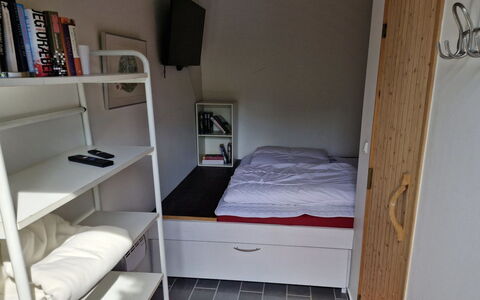 Ejnarine - 1.5Km from the Sea: Möbel, Interior Design, Schlafzimmer, Fussboden, Flooring, Bett, Etagenbett, Bedding, Bettdecke, Zimmer