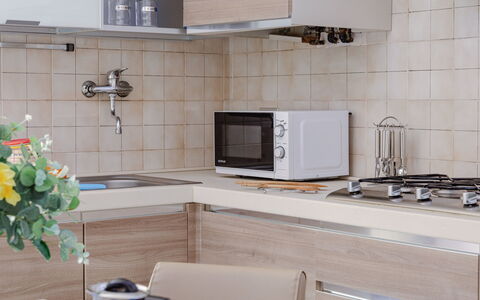 Suite Acquamare: Küche, Countertop, Küchengerät, Möbel, Cabinetry, Interior Design, Sinken, Flooring, Holz, Major Appliance