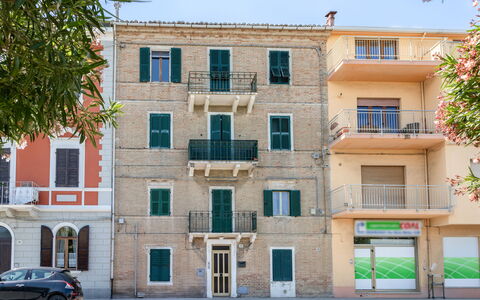 Suite Acquamare: Daytime, Gebäude, Fenster, Wohnung, Nachbarschaft, Wohngebiet, Fassade, Urban Design, Menschliche Siedlung, Tür
