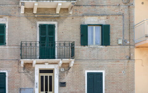 Suite Acquamare: Wand, Tür, Verbundwerkstoff, Fensterabdeckung, Home Door, Balkon, Backstein, Fensterbehandlung, Daylighting