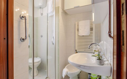 Suite Acquamare: Interior Design, Fussboden, Flooring, Zimmer, Möbel, Bad Sink, Armatur, Sinken, Toilette, Decke