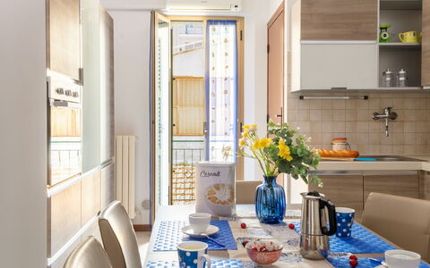 Suite Acquamare: Möbel, Interior Design, Küche, Küchengerät, Holz, Flooring, Geschirr, Major Appliance, Stuhl, Tabelle