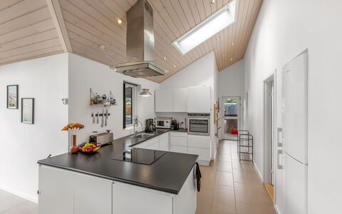 Smilla - 1.1Km from the Sea: Küche, Decke, Interior Design, Countertop, Flooring, Holz, Küchengerät, Light Fixture, Fussboden, Cabinetry