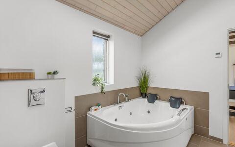 Smilla - 1.1Km from the Sea: Armatur, Interior Design, Flooring, Badewanne, Badezimmer, Fussboden, Installation, Zapfhahn, Decke, Sinken