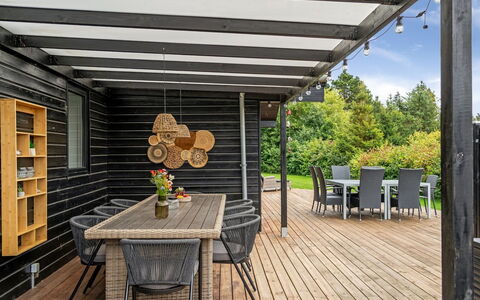 Smilla - 1.1Km from the Sea: Möbel, Holz, Gartenmöbel, Tabelle, Tisch Im Freien, Stuhl, Veranda, Hartholz, Deck, Schatten