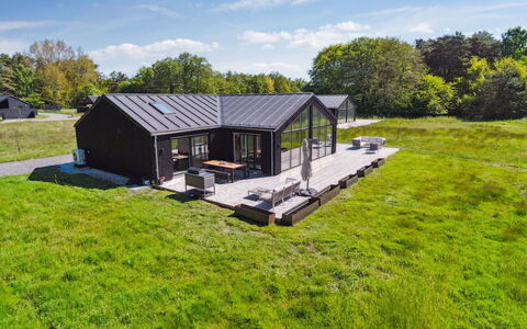 Tove - 350M from the Sea: Holz, Flooring, Interior Design, Fussboden, Möbel, Holzboden, Zimmer, Decke, Holzbeize, Hartholz