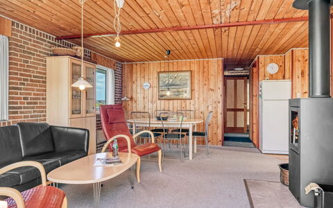 Ava - 350M from the Sea: Holz, Decke, Möbel, Zuhause, Tür, Zimmer, Hütte, Stuhl, Holzbeize, Wohnzimmer