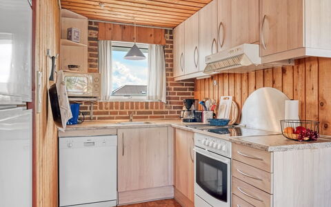 Ava - 350M from the Sea: Küche, Major Appliance, Holz, Küchengerät, Countertop, Cabinetry, Interior Design, Möbel, Zimmer, Haushaltsgerät