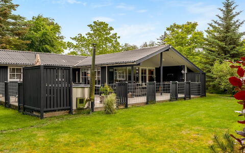 Emelrik - 2Km from the Sea: Holz, Zuhause, Veranda, Deck, Hartholz, Dach, Holzbeize, Holzboden, Eco Hotel