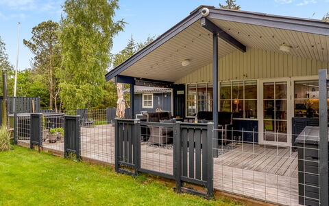 Emelrik - 2Km from the Sea: Holz, Zuhause, Veranda, Deck, Hartholz, Dach, Holzbeize, Holzboden, Eco Hotel