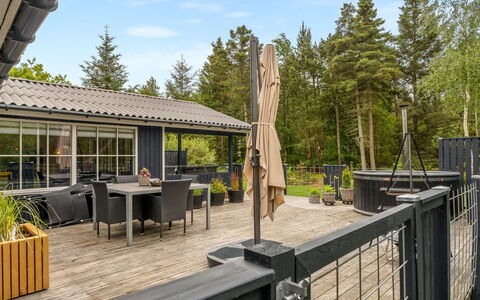 Emelrik - 2Km from the Sea: Holz, Zuhause, Veranda, Deck, Hartholz, Dach, Holzbeize, Holzboden, Eco Hotel