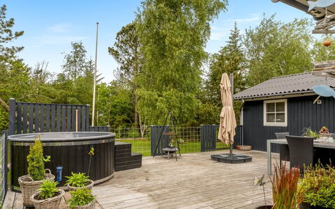 Emelrik - 2Km from the Sea: Holz, Zuhause, Veranda, Deck, Hartholz, Dach, Holzbeize, Holzboden, Eco Hotel