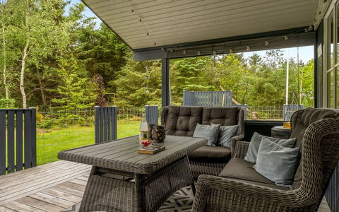 Emelrik - 2Km from the Sea: Holz, Zuhause, Veranda, Deck, Hartholz, Dach, Holzbeize, Holzboden, Eco Hotel
