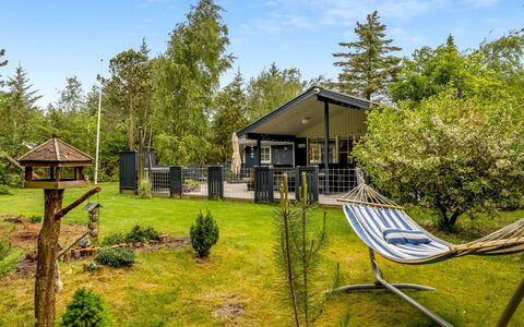 Emelrik - 2Km from the Sea: Holz, Zuhause, Veranda, Deck, Hartholz, Dach, Holzbeize, Holzboden, Eco Hotel