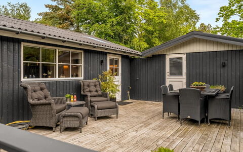 Emelrik - 2Km from the Sea: Holz, Zuhause, Veranda, Deck, Hartholz, Dach, Holzbeize, Holzboden, Eco Hotel