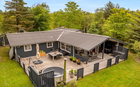 Emelrik - 2Km from the Sea: Holz, Zuhause, Veranda, Deck, Hartholz, Dach, Holzbeize, Holzboden, Eco Hotel