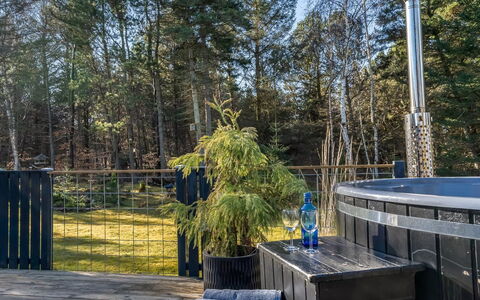 Emelrik - 2Km from the Sea: Holz, Zuhause, Veranda, Deck, Hartholz, Dach, Holzbeize, Holzboden, Eco Hotel