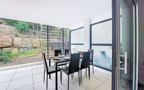 Les Terrasses de la Mer: Interior Design, Möbel, Flooring, Fussboden, Stuhl, Decke, Küche & Esszimmer Tisch, Glas, Wohnung, Schatten