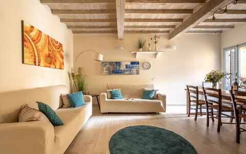 San Cristofano Blu Apartment Santa Croce, Florence: Möbel, Interior Design, Flooring, Couch, Wand, Fussboden, Holz, Zimmer, Decke, Wohnzimmer