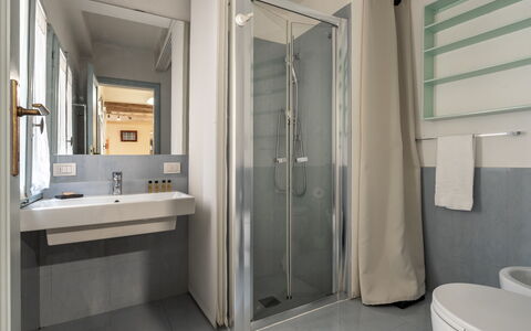 San Cristofano Blu Apartment Santa Croce, Florence: Badezimmer, Armatur, Interior Design, Flooring, Fussboden, Sinken, Bad Sink, Zapfhahn, Zimmer, Installation