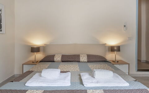 San Cristofano Blu Apartment Santa Croce, Florence: Möbel, Bett, Interior Design, Schlafzimmer, Fussboden, Flooring, Holz, Bedding, Zimmer, Decke