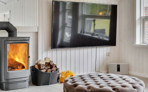 Rietrikki - 2.4Km from the Sea: Möbel, Flooring, Fussboden, Feuerstelle, Interior Design, Zuhause, Holzofen, Zimmer, Wohnzimmer