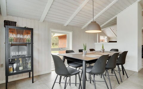 Rietrikki - 2.4Km from the Sea: Möbel, Interior Design, Flooring, Holz, Küche & Esszimmer Tisch, Tabelle, Decke, Stuhl, Esszimmer, Light Fixture