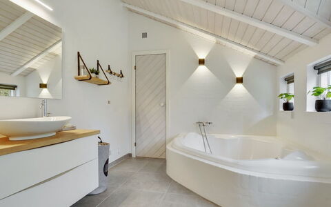 Rietrikki - 2.4Km from the Sea: Armatur, Interior Design, Flooring, Decke, Badezimmer, Fussboden, Installation, Zapfhahn, Badewanne, Zuhause