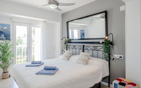 Madrimar: Möbel, Bett, Interior Design, Schlafzimmer, Bedding, Bettdecke, Fussboden, Flooring, Zimmer, Decke