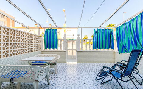 Huesca: Fussboden, Flooring, Stuhl, Balkon, Zaun, Gartenmöbel, Fliese, Aluminium, Zimmerpflanze