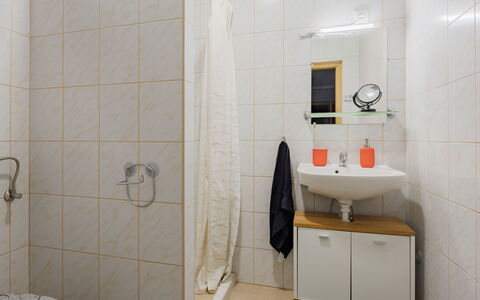 Nest: Badezimmer, Armatur, Bad Sink, Sinken, Flooring, Interior Design, Toilette, Fussboden, Zapfhahn, Installation