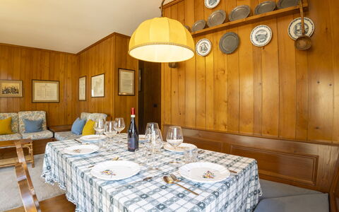 Bormio 16: Holz, Interior Design, Möbel, Flooring, Fussboden, Zimmer, Holzbeize, Küche & Esszimmer Tisch, Decke, Esszimmer