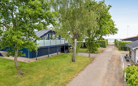 Gabriele - 50M from the Sea: Dach, Haus, Zuhause, Hütte, Abstellgleis, Estate, Auffahrt, Gartenbauten, Garten, Schuppen