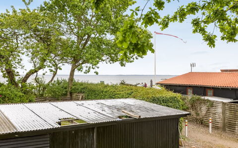 Gabriele - 50M from the Sea: Dach, Haus, Zuhause, Hütte, Abstellgleis, Estate, Auffahrt, Gartenbauten, Garten, Schuppen