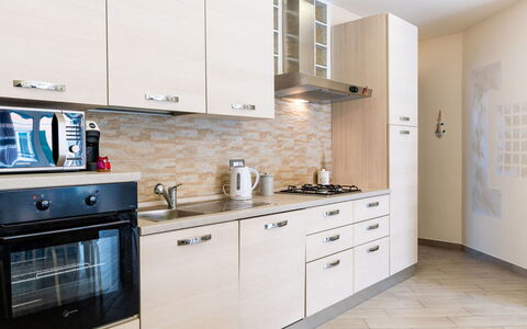 La Dimora del Pontile: Küche, Cabinetry, Countertop, Küchengerät, Major Appliance, Holz, Möbel, Interior Design, Flooring, Schrank