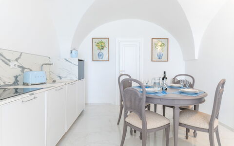 Villa Augusta Vista Mare: Möbel, Interior Design, Flooring, Tabelle, Fussboden, Stuhl, Zimmer, Küche & Esszimmer Tisch, Decke, Esszimmer