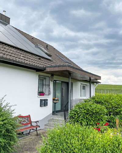 Weinbergblick: Gras, Gebäude, Dach, Haus, Strauch, Hütte, Zuhause, Grundstueck, Ländliches Gebiet, Ground