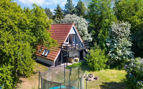 Sunna - 1Km from the Sea: Hütte, Garten, Rasen, Schatten, Garten, Gartenbauten, Hinterhof, Park, Bauernhaus, Blockhaus
