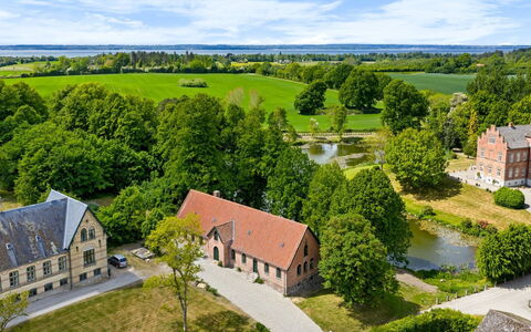 Brun - 1.5Km from the Sea: Dach, Haus, Zuhause, Hütte, Tür, Abstellgleis, Deck, Veranda, Planke, Hartholz