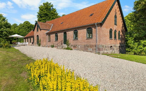 Brun - 1.5Km from the Sea: Dach, Haus, Zuhause, Hütte, Tür, Abstellgleis, Deck, Veranda, Planke, Hartholz
