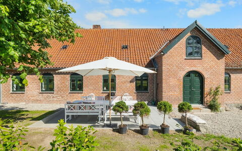 Brun - 1.5Km from the Sea: Dach, Haus, Zuhause, Hütte, Tür, Abstellgleis, Deck, Veranda, Planke, Hartholz